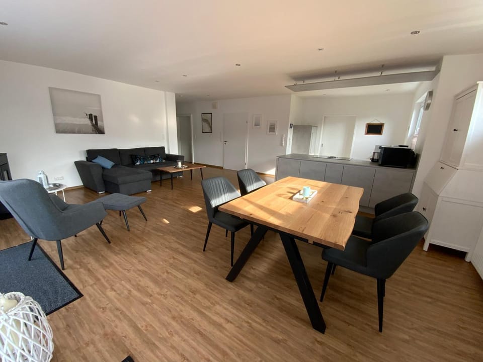 Kitchen or kitchenette, Living room, Seating area, Dining area