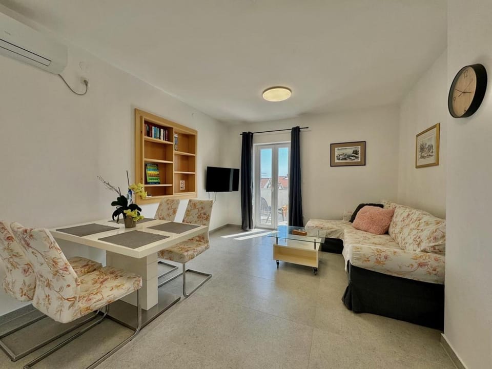 Family Apartments Viva close to the Beach Bed and Breakfast in Krk