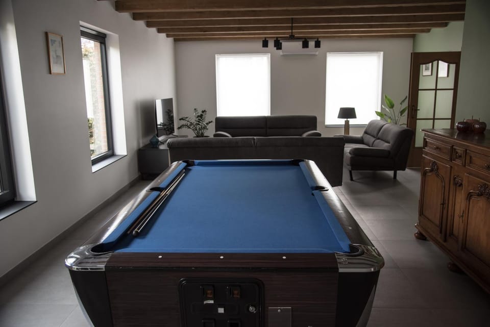 Game Room, Seating area