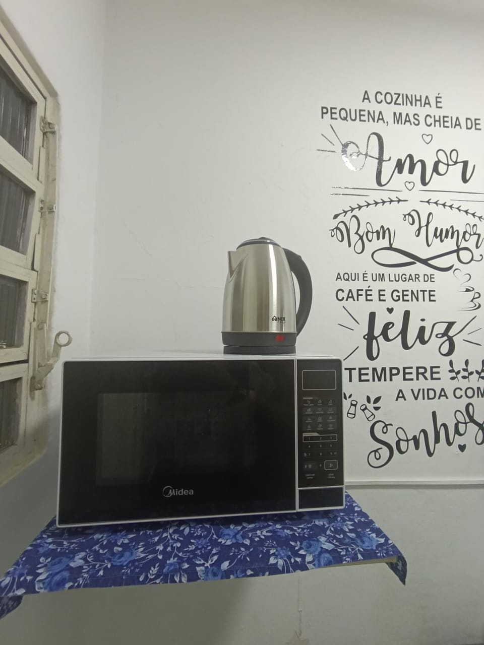 Coffee/tea facilities, microwave