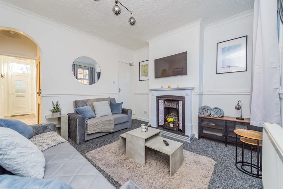 Central Townhouse Wolverhampton - Sleeps 8 - Ideal for Contractors & Families Apartment in Wolverhampton