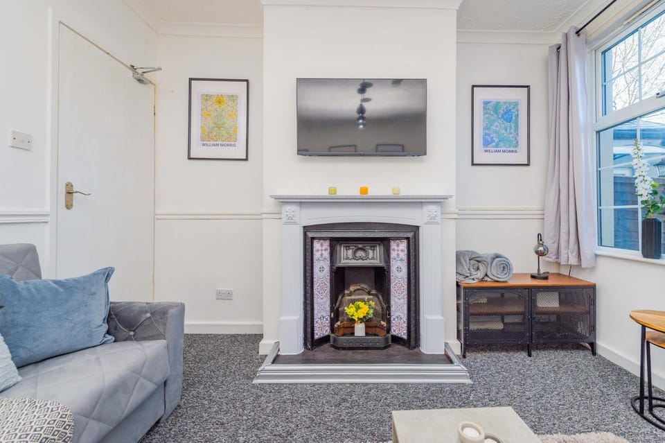 Central Townhouse Wolverhampton - Sleeps 8 - Ideal for Contractors & Families Apartment in Wolverhampton