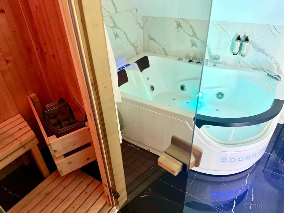 Hot Tub, Sauna, Bathroom, Bath