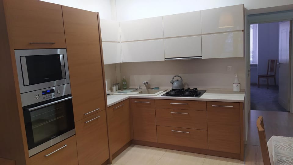 Kitchen or kitchenette, dishwasher, minibar