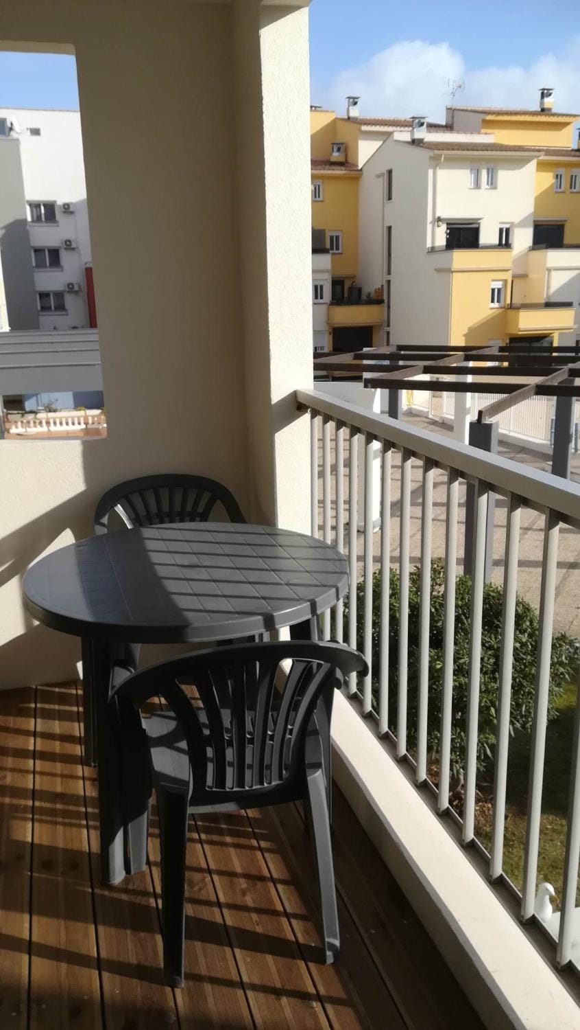 Beau studio cabine avec balcon, vue piscine, parking privé, climatisation, solarium, laverie Cabin in Agde