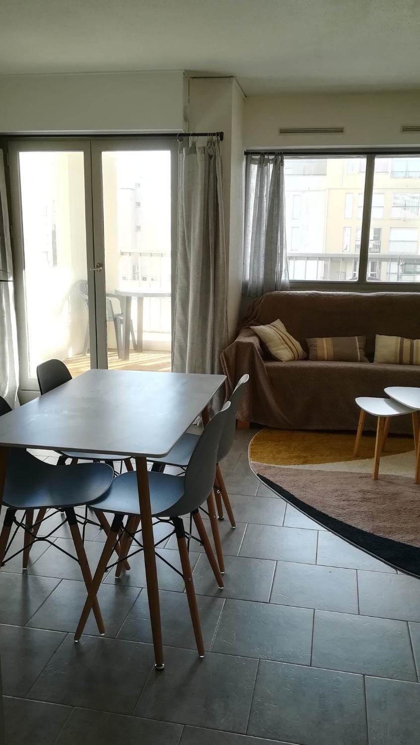 Beau studio cabine avec balcon, vue piscine, parking privé, climatisation, solarium, laverie Cabin in Agde