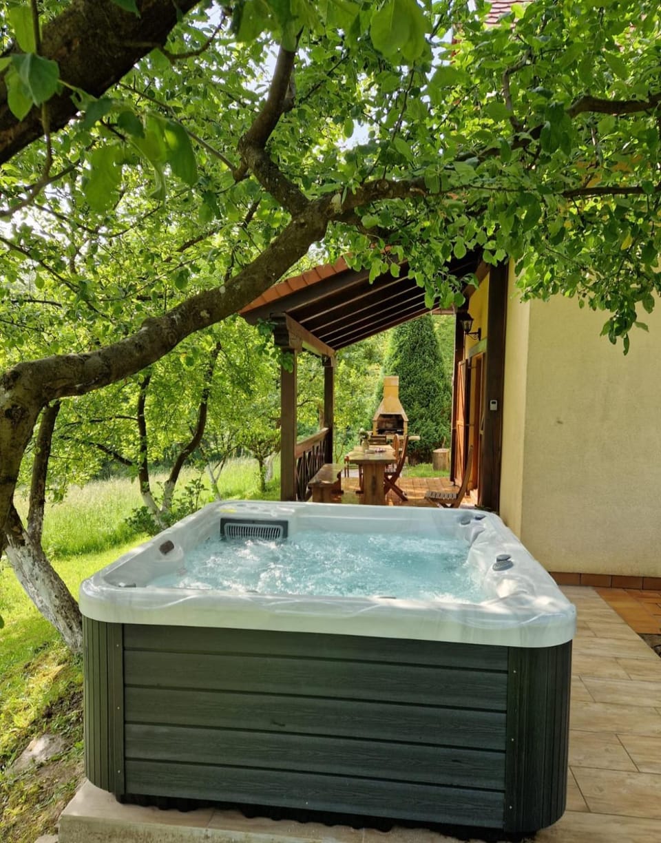 Hot Tub, Garden view