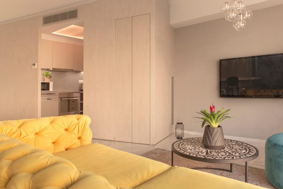 TV and multimedia, Kitchen or kitchenette, Living room, Seating area