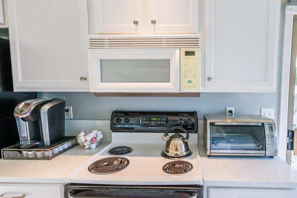 Coffee/tea facilities, microwave, oven, stove, toaster