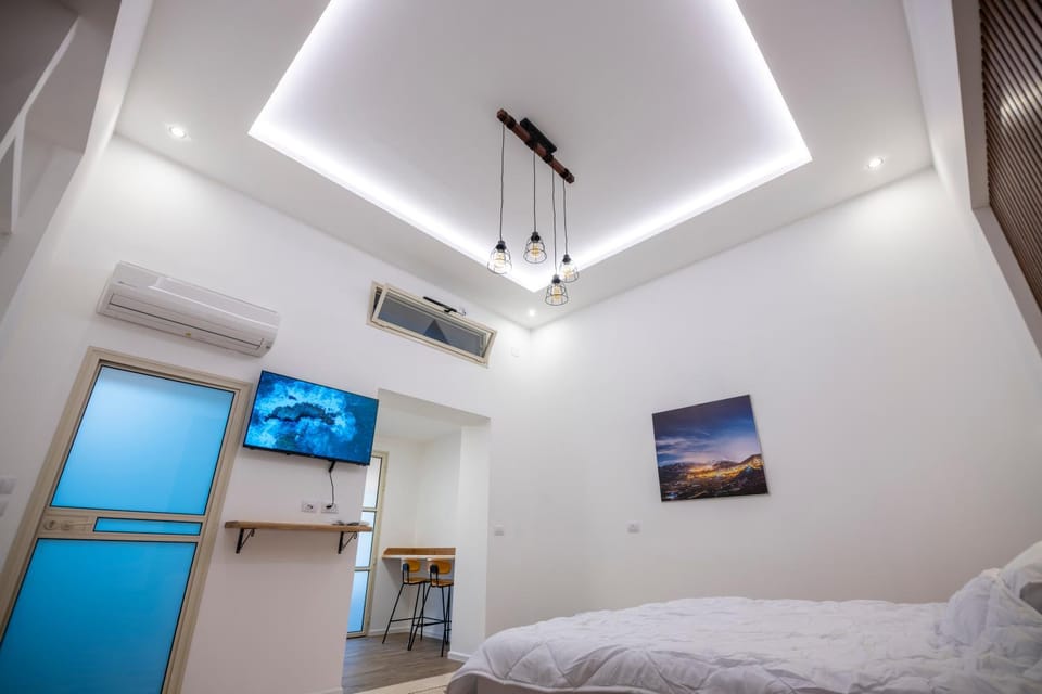Bed, TV and multimedia, Photo of the whole room, Bedroom, air conditioner