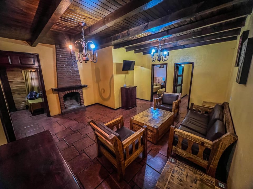 Communal lounge/ TV room, TV and multimedia, Living room, Dining area, fireplace