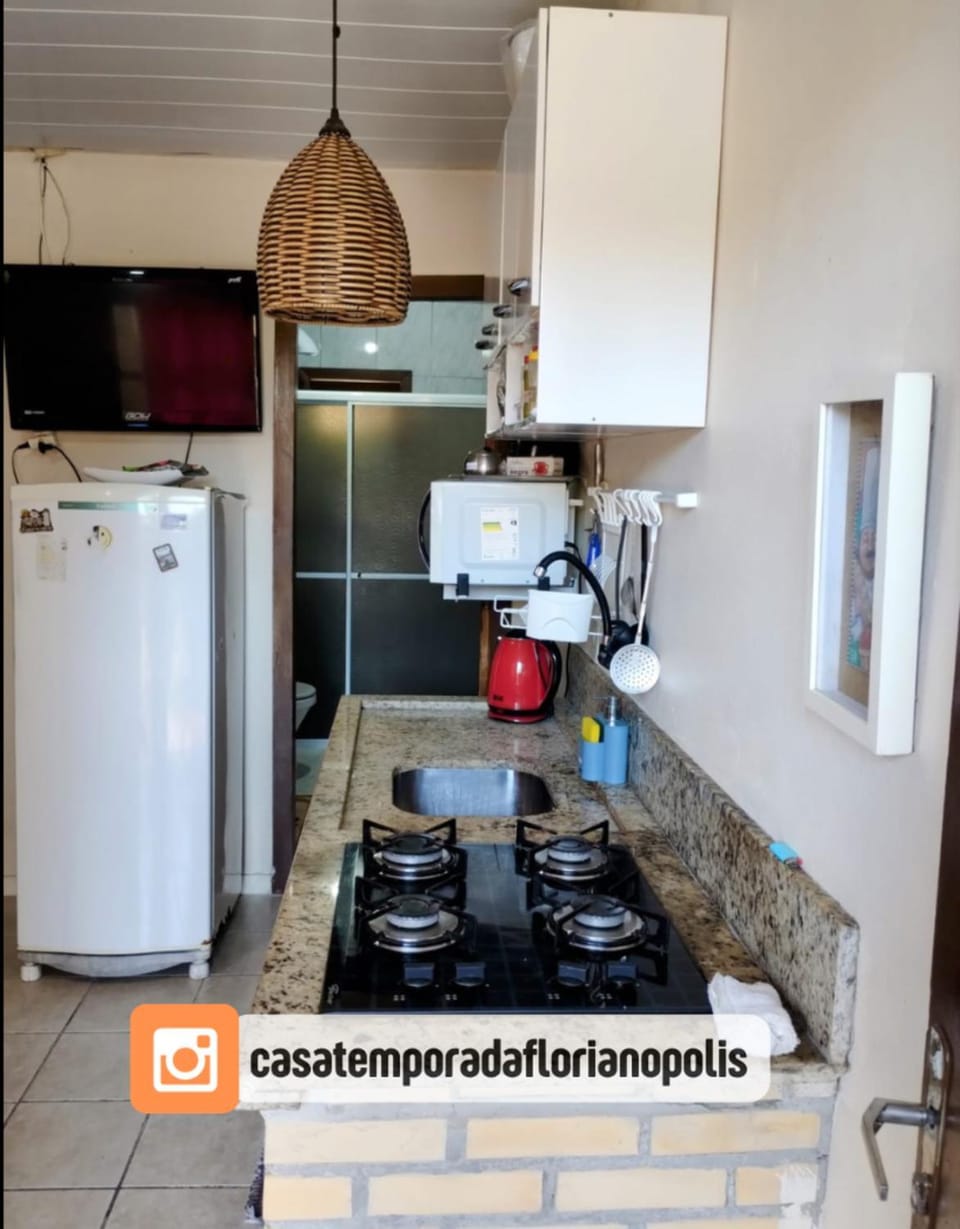 Communal lounge/ TV room, TV and multimedia, Kitchen or kitchenette, stove, kitchen, air conditioner