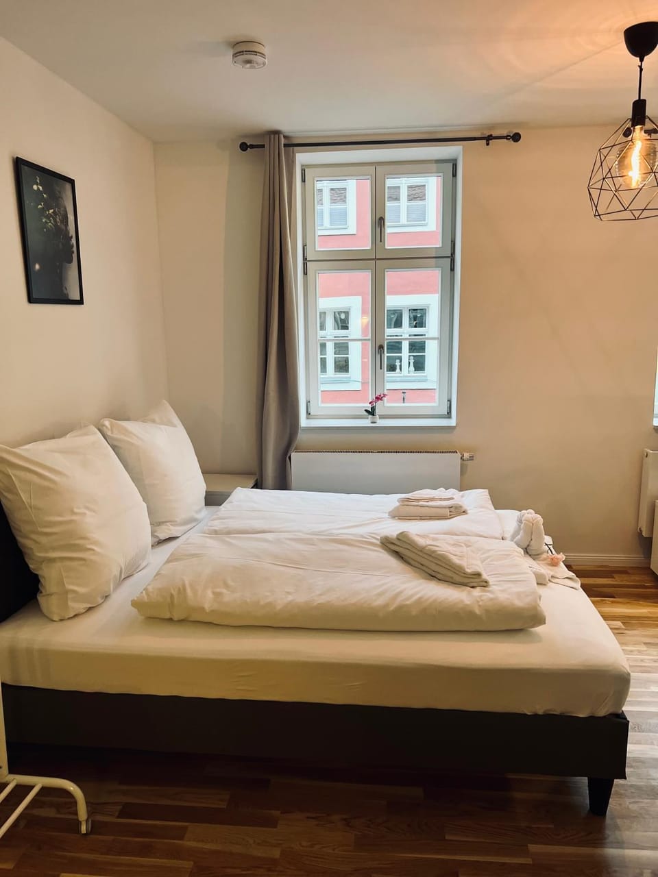 Bed, Bedroom, towels