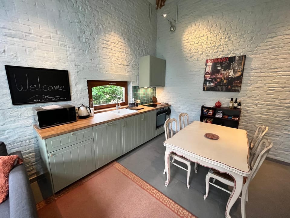 Kitchen or kitchenette, Dining area, minibar, oven, pet friendly, stove