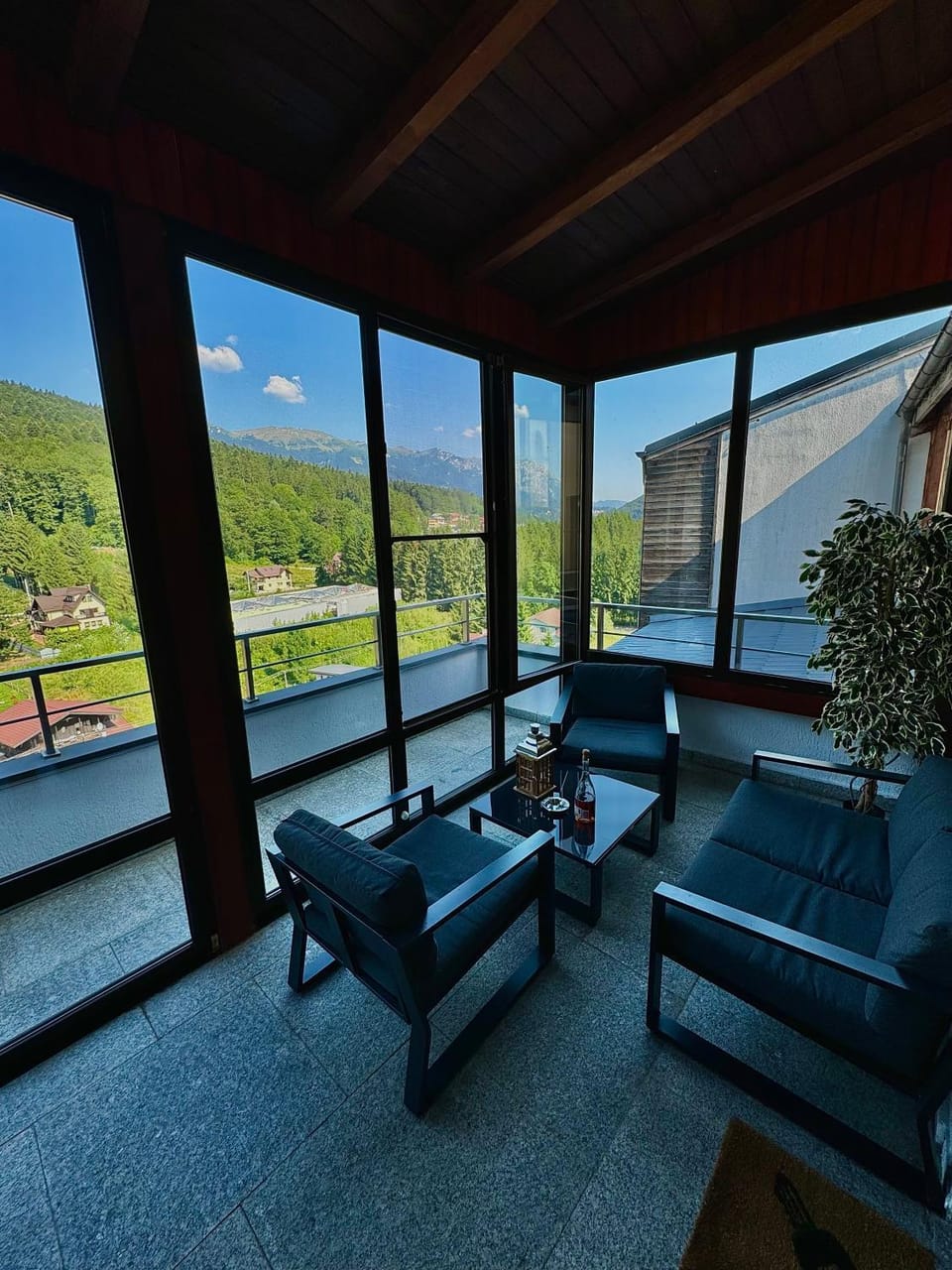 Best View Penthouse - Terrace - 2 Bathrooms - Free Parking Apartment in Sinaia