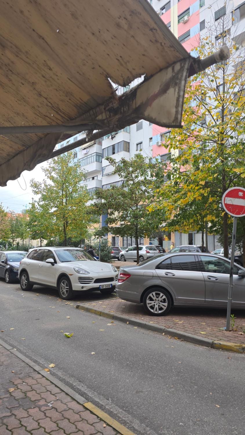 Property building, Day, Neighbourhood, Parking