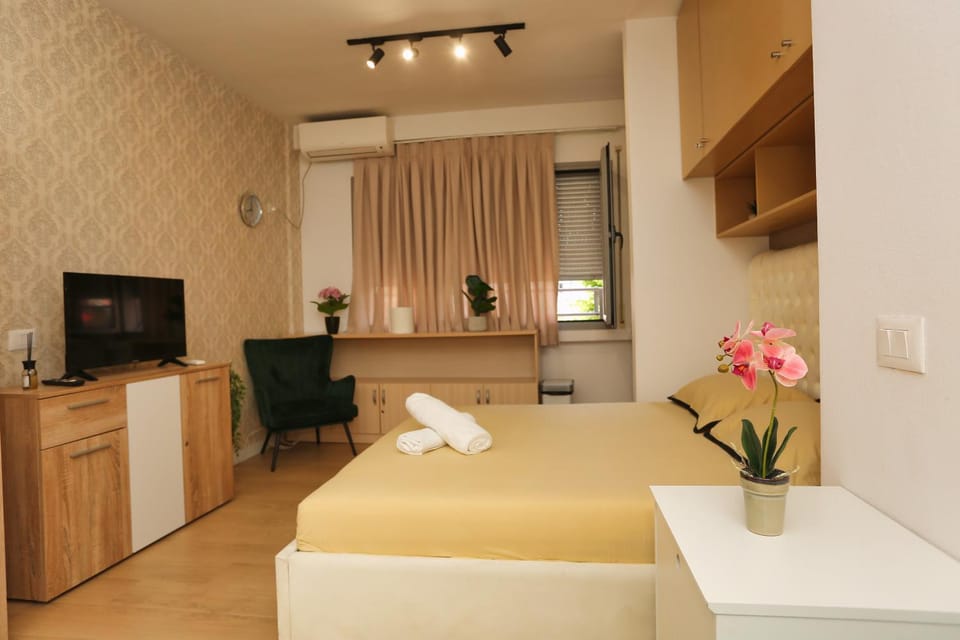 Communal lounge/ TV room, Bed, TV and multimedia, Kitchen or kitchenette, Photo of the whole room, Evening entertainment, Bedroom, towels, air conditioner