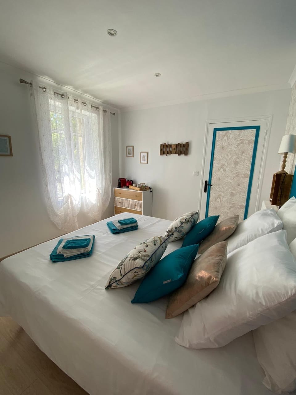 Bed, Photo of the whole room, Bedroom, towels