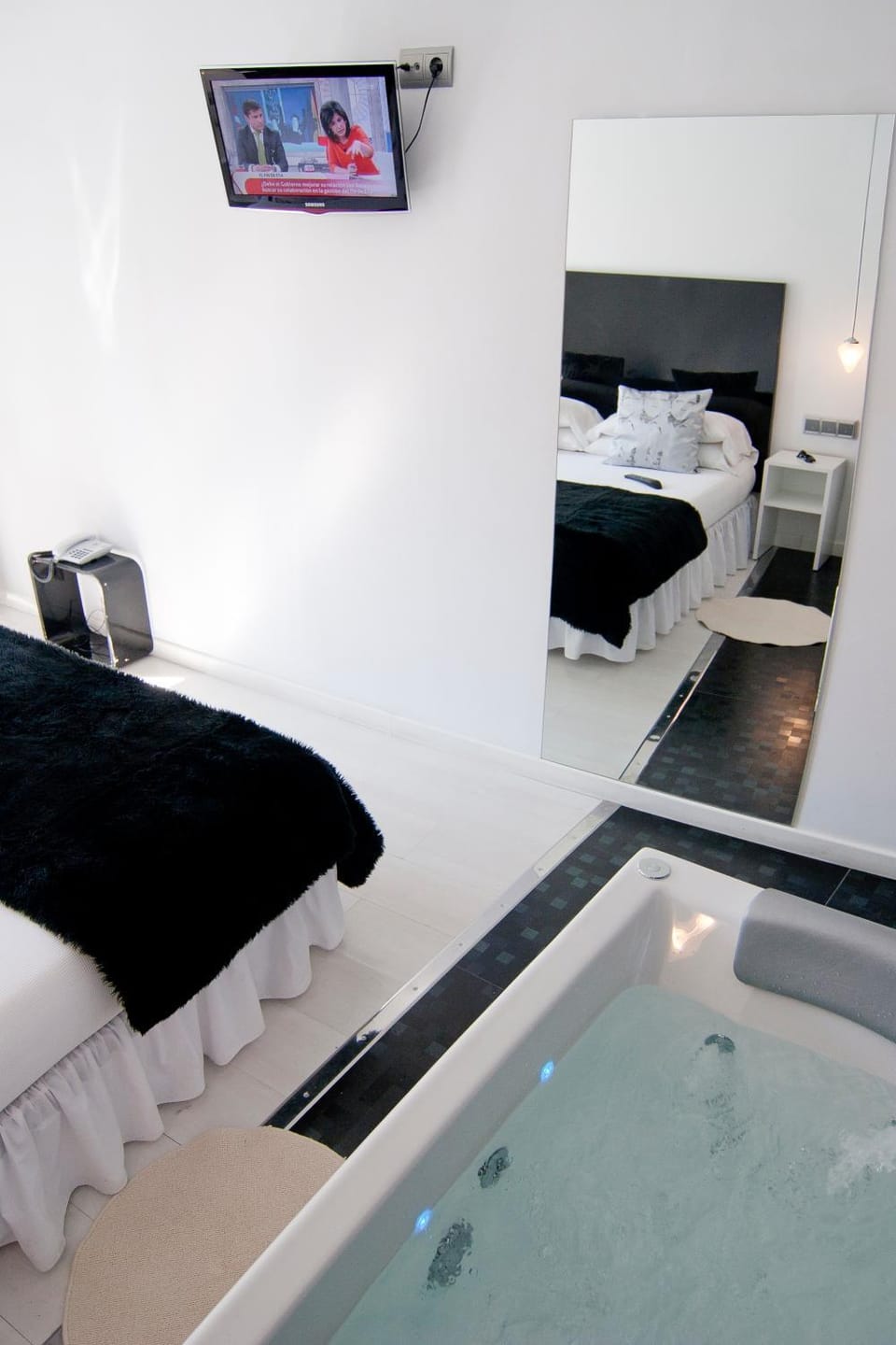 Hot Tub, TV and multimedia
