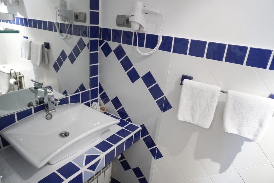 Shower, Bathroom, towels