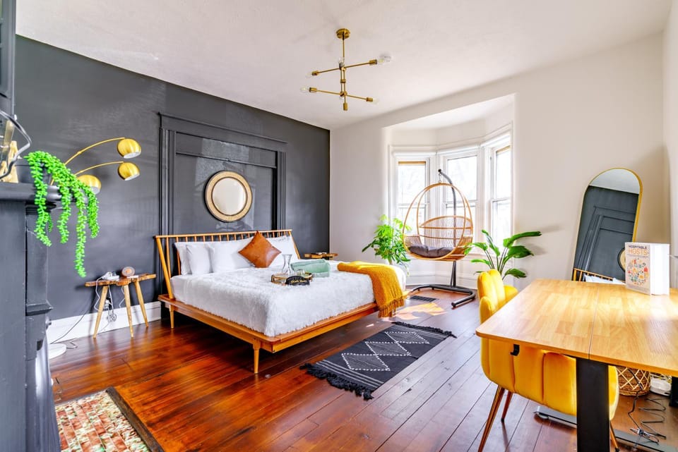 Bed, Living room, Photo of the whole room, Seating area, Bedroom