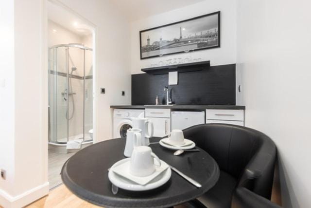 NEAR EIFFEL TOWER...CUTE LITTLE STUDIO Apartment in Paris