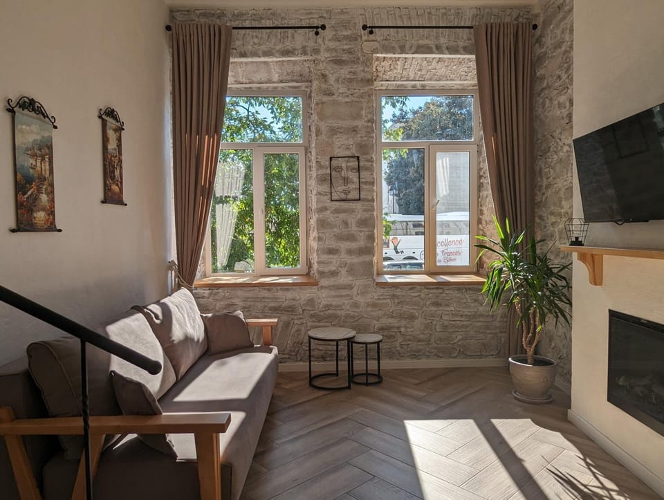 Квітка на камені , Старе місто, з окремим двориком Apartment in Ukraine