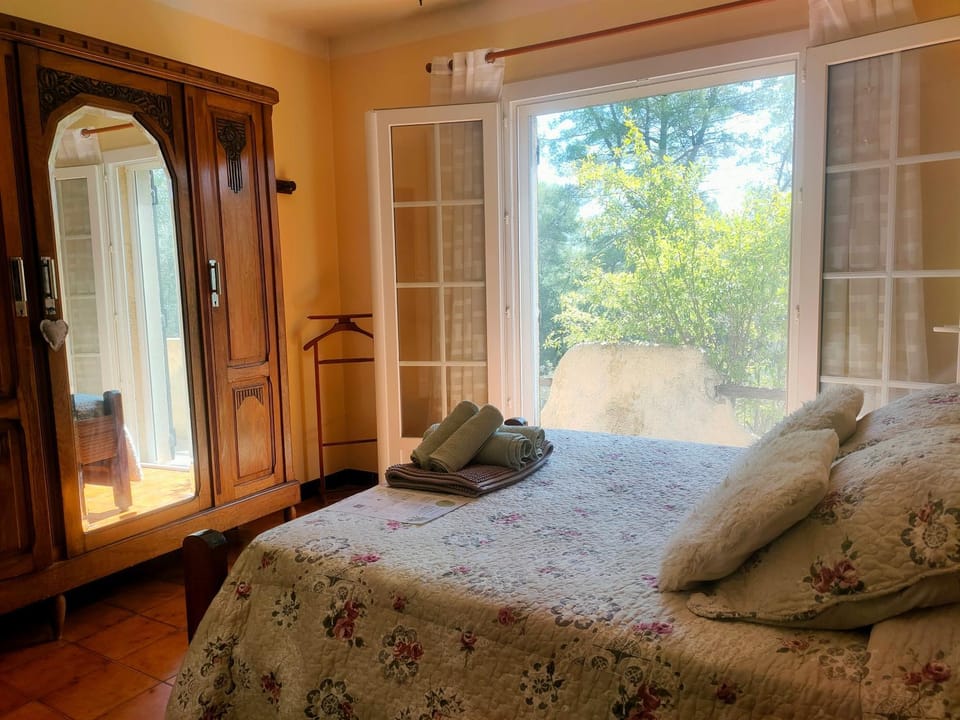 Photo of the whole room, Bedroom, Garden view
