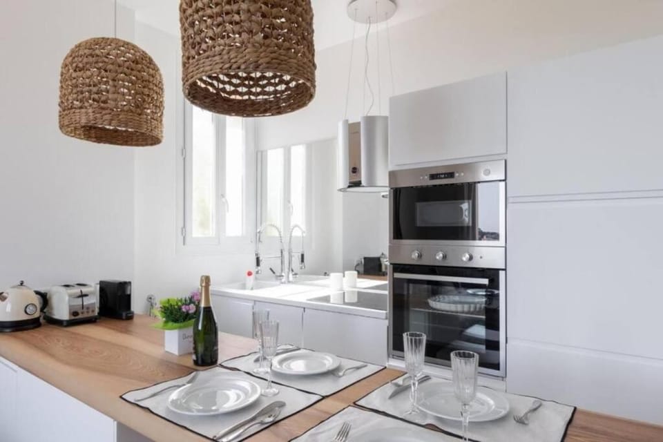 Dining area, dishwasher, oven, stove, toaster