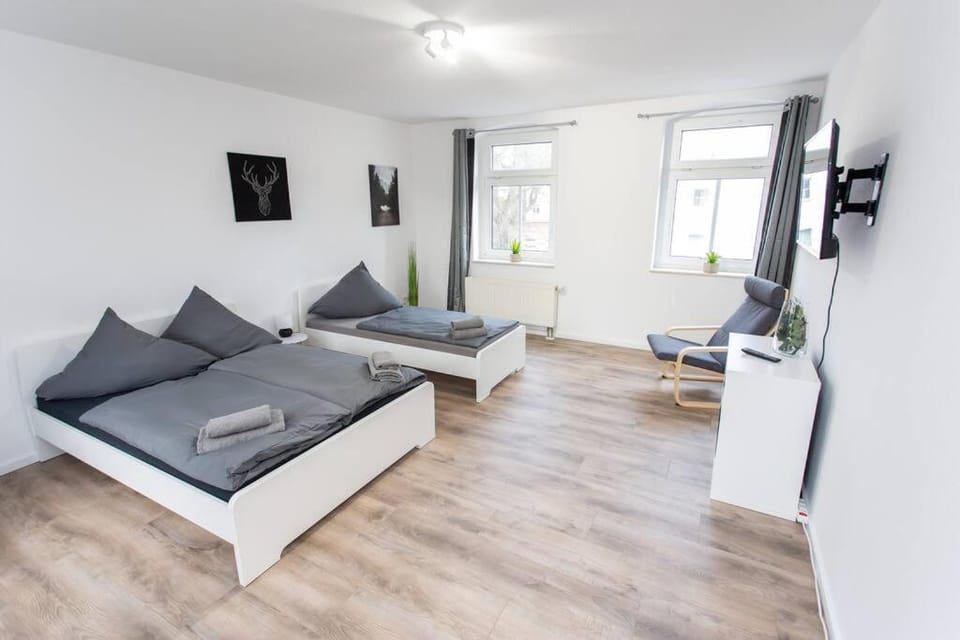 Bed, TV and multimedia, Photo of the whole room, Bedroom