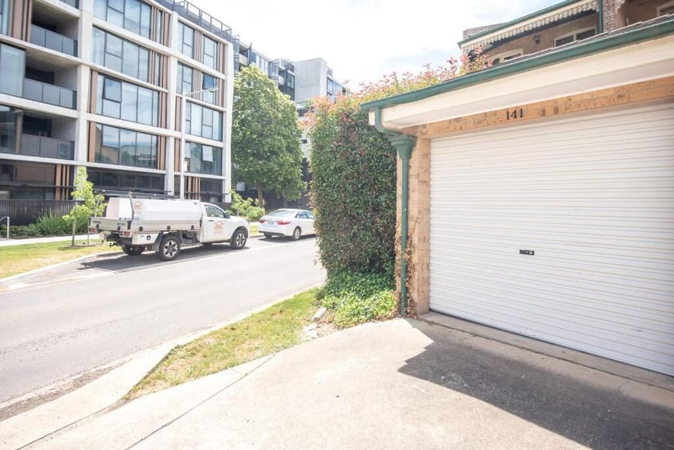 Property building, Day, Neighbourhood, Street view, Location, Parking