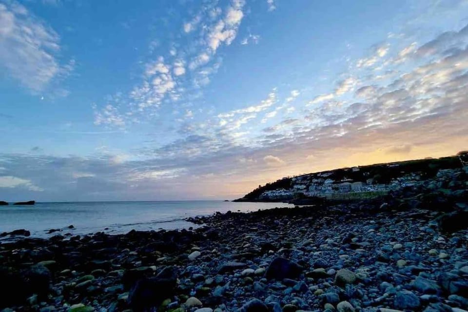 Spacious home with panoramic sea view, free parking EV & large garden Apartment in Mousehole