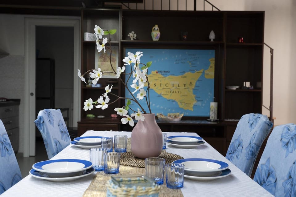 Living room, Food and drinks, Seating area, Dining area, Food