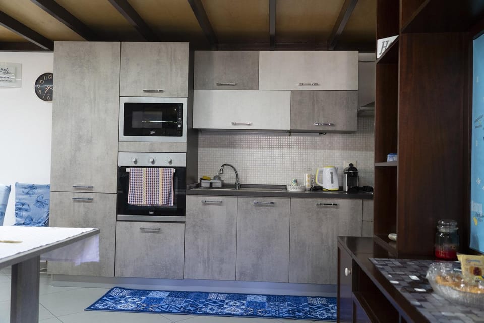 Coffee/tea facilities, Kitchen or kitchenette, minibar, oven, stove, toaster