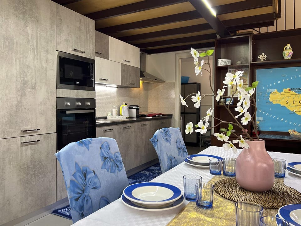 Kitchen or kitchenette, Living room, Seating area, Dining area, pet friendly, stove