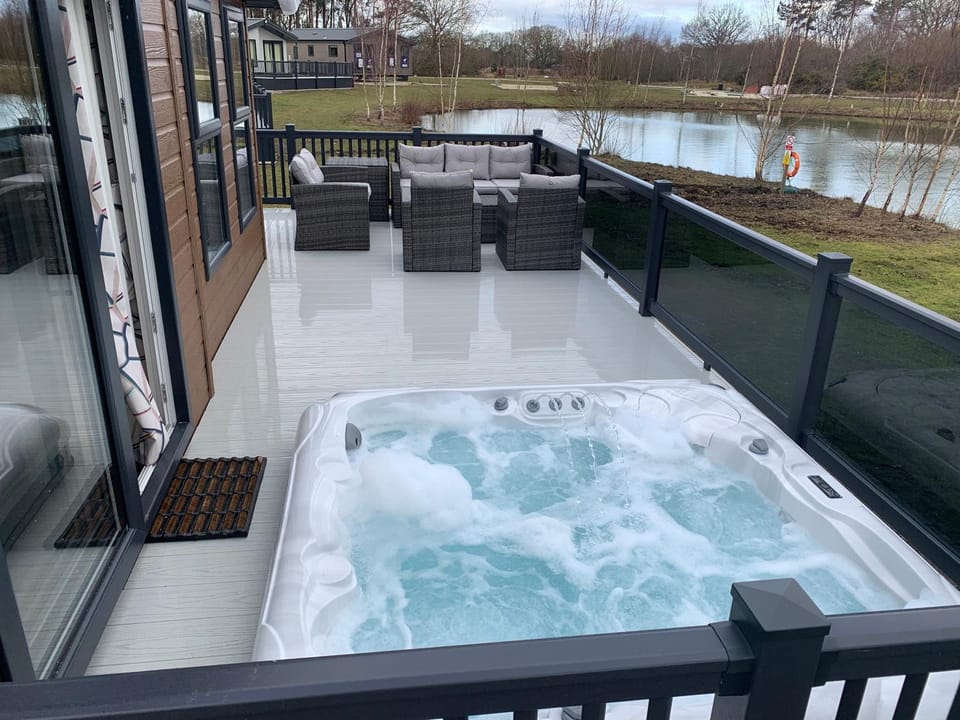 Hot Tub, Balcony/Terrace, Balcony/Terrace, Lake view