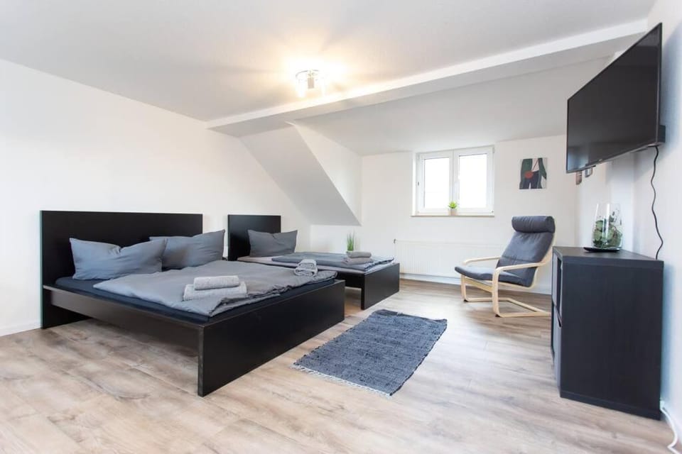 Bed, TV and multimedia, Bedroom