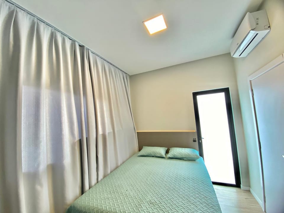 Bed, Photo of the whole room, Bedroom, air conditioner