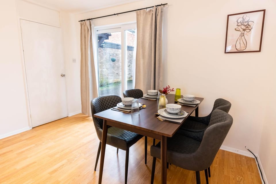 3 Bedroom house with free parking, Dalstone,Aylesbury House in Aylesbury