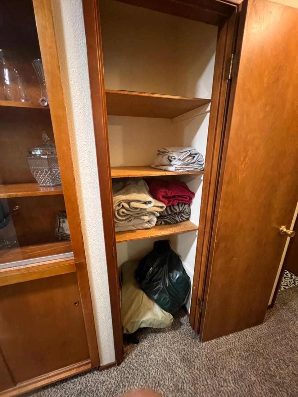 Hidden Gem! Spacious, Private, and Convenient Units Off River Road in Puyallup Apartment in Puyallup