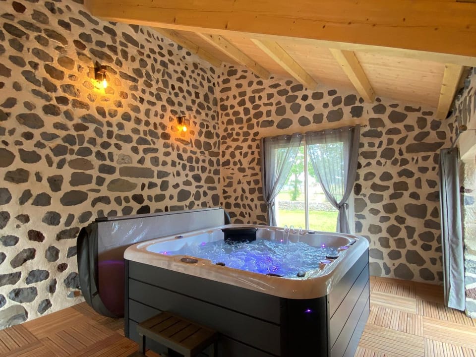 Gîte moderne à Arlempdes: spa, terrasse, grands espaces et visites culturelles - FR-1-582-107 House in Auvergne-Rhône-Alpes
