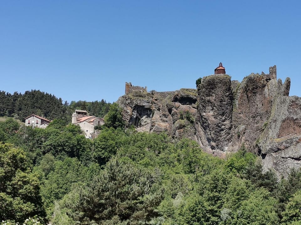 Gîte moderne à Arlempdes: spa, terrasse, grands espaces et visites culturelles - FR-1-582-107 House in Auvergne-Rhône-Alpes