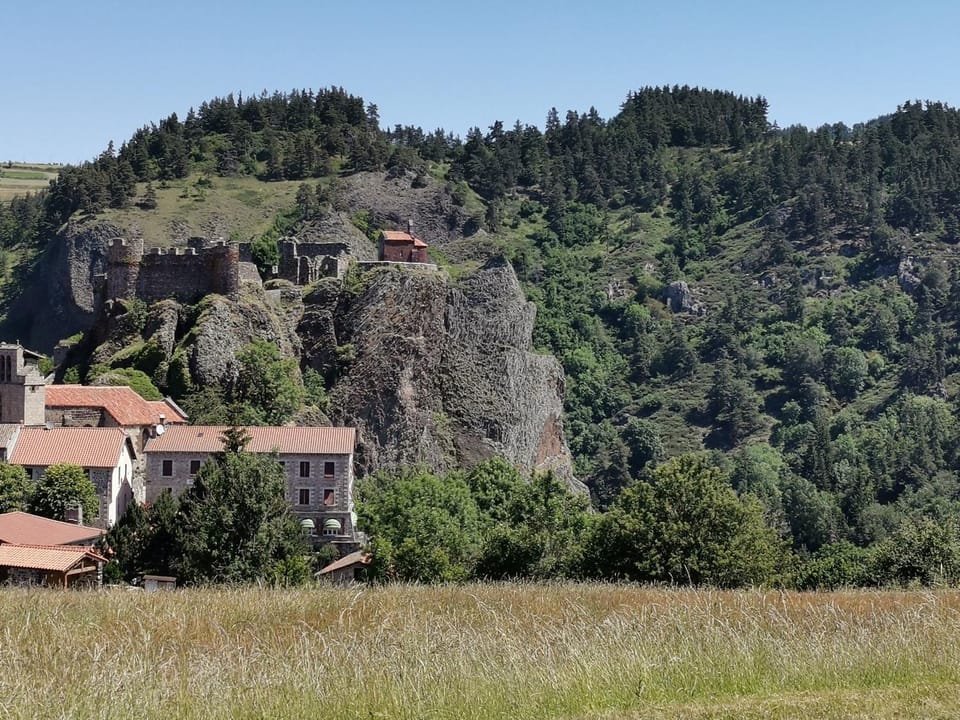 Gîte moderne à Arlempdes: spa, terrasse, grands espaces et visites culturelles - FR-1-582-107 House in Auvergne-Rhône-Alpes