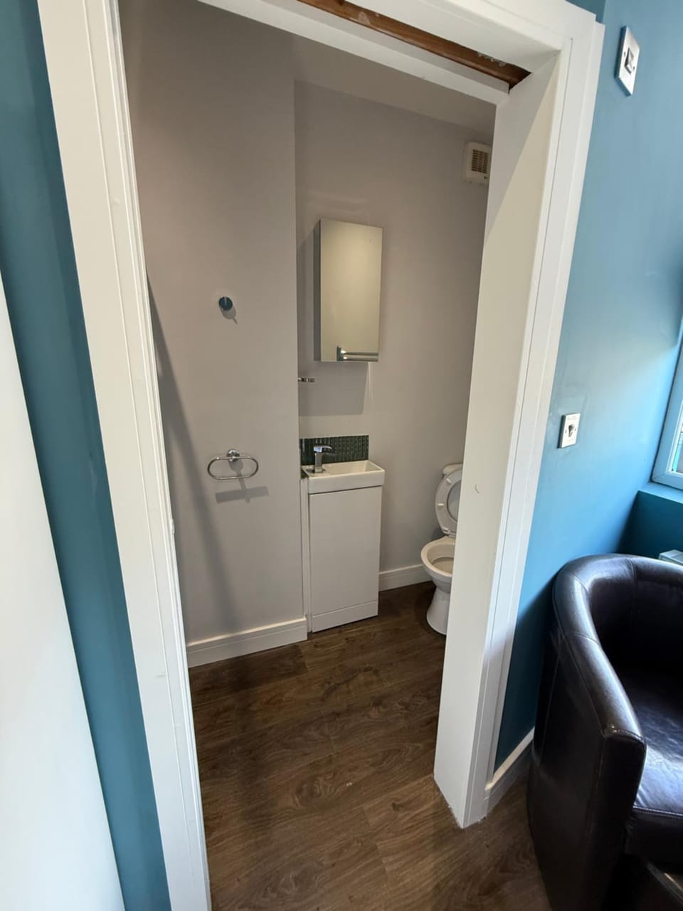 Turquoise Garden Apartment in Macclesfield
