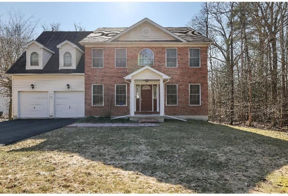 Luxury Spacious Home with some FREE Amenities and Activities! House in Coolbaugh Township
