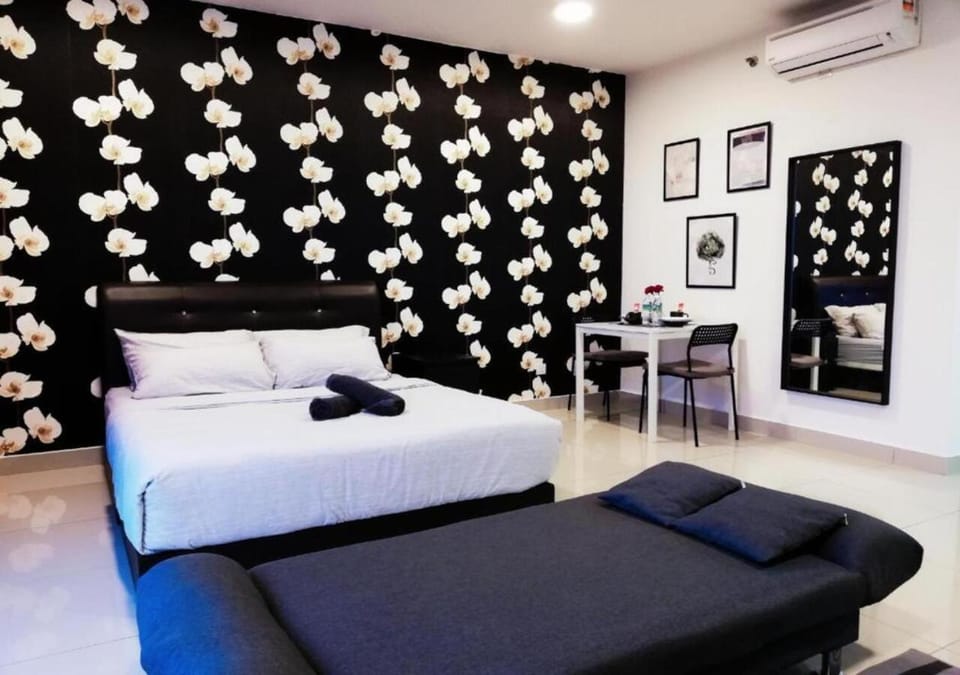 Bed, Seating area, Bedroom, air conditioner