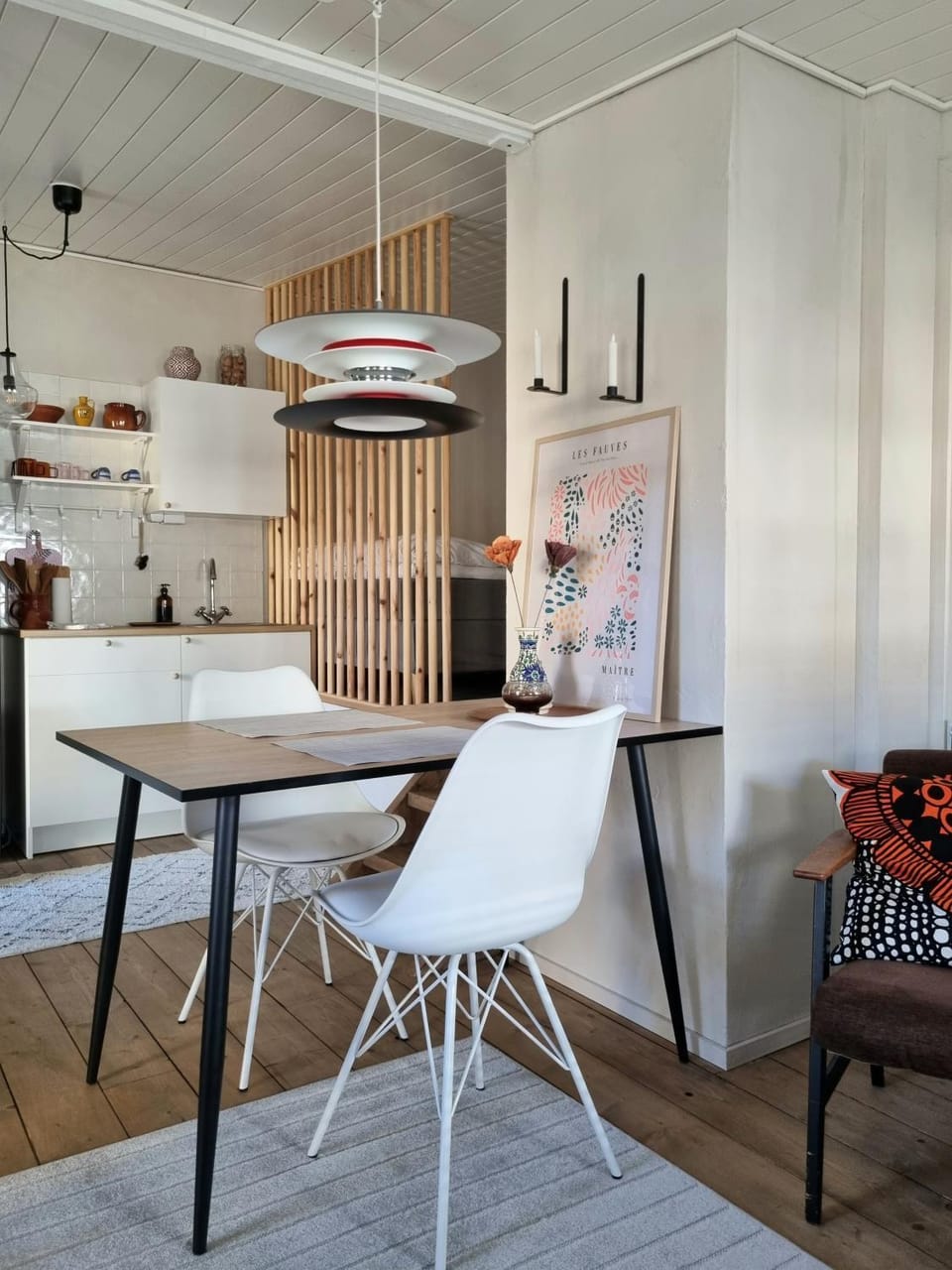 Kitchen or kitchenette, Living room, Seating area, Dining area