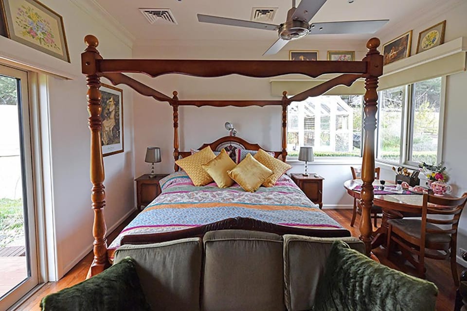 Bed, Dining area, Bedroom, fireplace