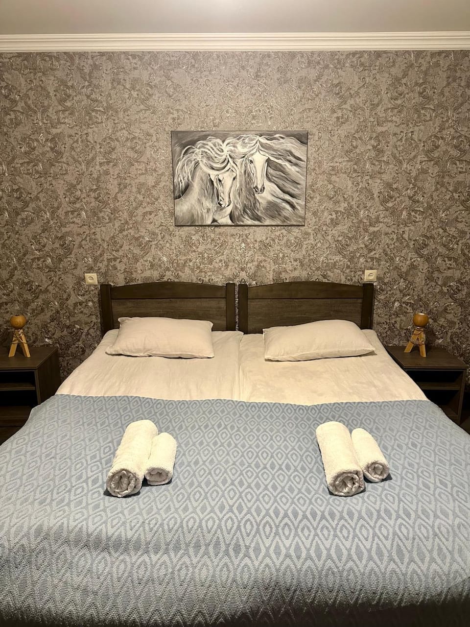 Bed, Bedroom, towels