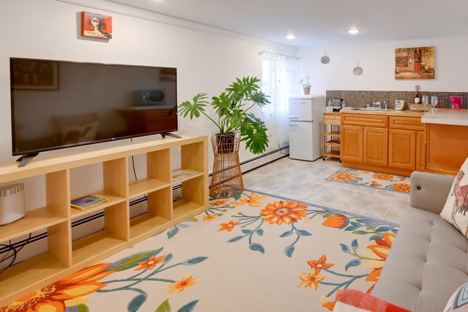 1 Mi to Long Beach! Relaxing Canal-Front Getaway House in Island Park